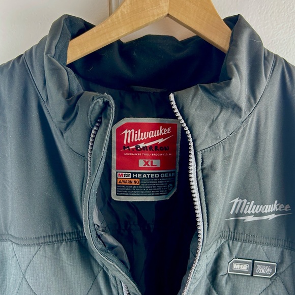 MOVING SALE🔥 Milwaukee M12 Heated AXIS Jacket Black Size XL With Battery Pack 🔥 - Picture 3 of 10